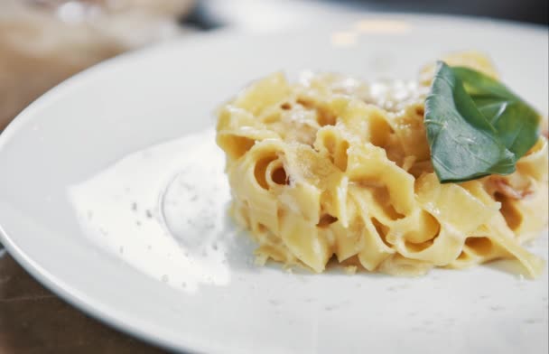 Filmación Sabroso Plato Pasta Italiana Con Hojas Albahaca Queso Parmesano — Vídeos de Stock