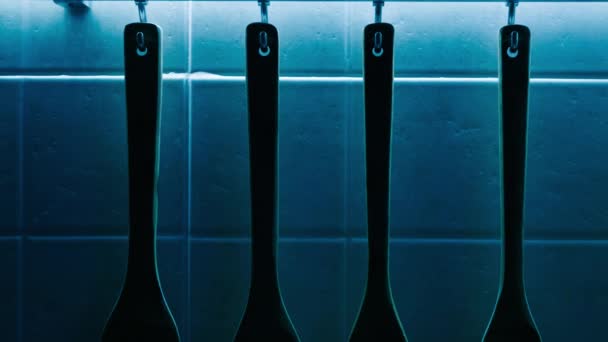 霓虹灯下厨房餐具的镜头 挂在墙上的烹饪工具视频 — 图库视频影像
