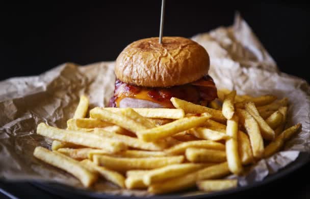 Délicieux Hamburger Avec Frites Dans Menu Restaurant Fastfood — Video