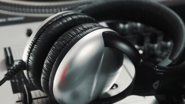 Słuchawki Potężnym Basem Wysokiej Jakości Dźwiękiem Profesjonalny Zestaw Słuchawkowy Party — Wideo stockowe