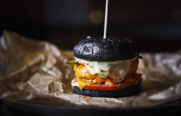 Lezzetli Büyük Şişman Duble Hamburgerin Görüntüleri Amerikan Fast Food Restoran — Stok video