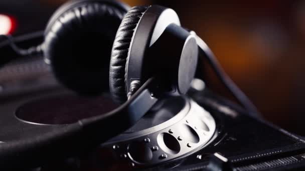 Ακουστικά Ισχυρά Μπάσα Και Υψηλής Ποιότητας Ήχο Επαγγελματική Ομάδα Κεφαλής — Αρχείο Βίντεο