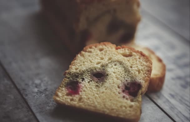 Filmagem Delicioso Bolo Esponja Com Cereja Cortada Pedaços Mesa Madeira — Vídeo de Stock