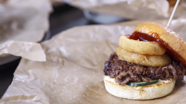 Heerlijke Hamburger Gebakken Een Grill Foto Sluiten Macro Modus — Stockvideo