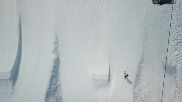 乌克兰布科维尔 2018年3月19日 喀尔巴鄂山脉冬季公园的空中无人机镜头 在极端冬季公园度假村 带飞行摄像机拍摄的滑雪板赛道和滑雪缆车 — 图库视频影像