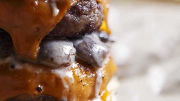Съемки Вкусный Большой Жирный Двойной Гамбургер Американский Ресторан Быстрого Питания — стоковое видео