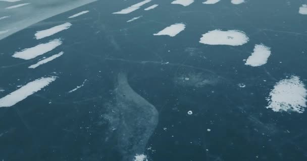 空中ドローン写真は キエフでドニエプル川を凍結しました ウクライナの雪の冬の風景のクワッドコプターオーバーヘッドショット — ストック動画