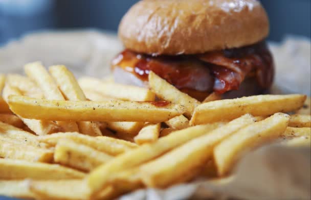 Вкусный Гамбургер Картошкой Фри Меню Ресторана Быстрого Питания — стоковое видео