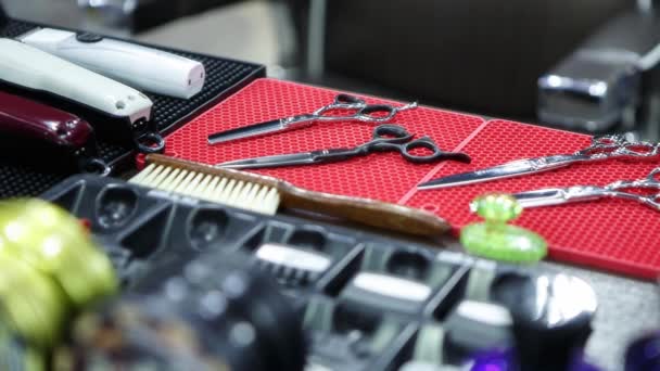 专业理发店工具的造型师 电动剪毛机 修剪器 梳子和刷子 用于进行新发型 高品质男性美容理念 在美容院制作新的发型 — 图库视频影像