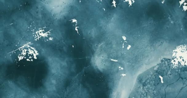 空中ドローン写真は キエフでドニエプル川を凍結しました ウクライナの雪の冬の風景のクワッドコプターオーバーヘッドショット — ストック動画