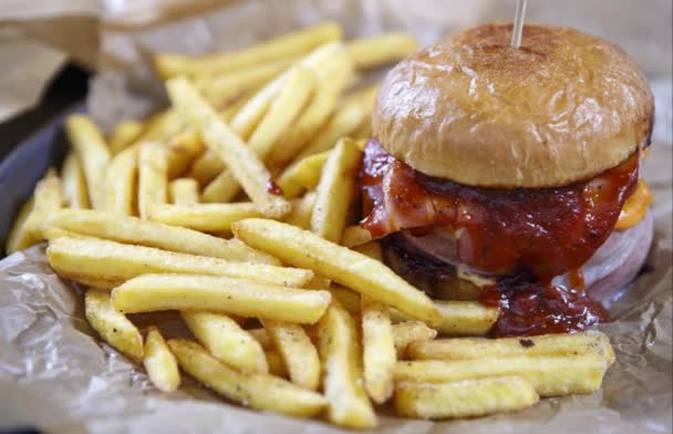 ファーストフードレストランメニューのフレンチフライ付きおいしいハンバーガー — ストック動画