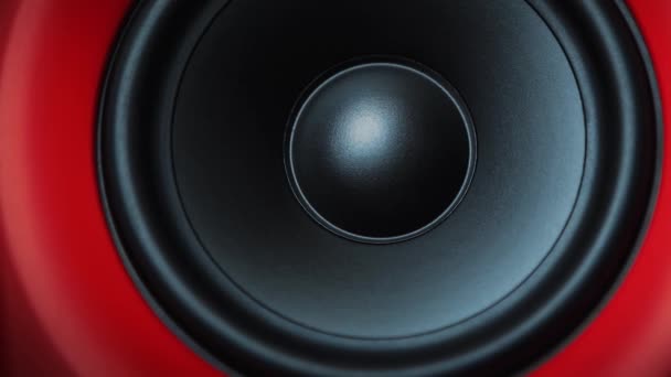 HiFi box červené hlasitý reproduktor v zblízka. Profesionální audio vybavení pro dj, hudebník. Vysoce kvalitní zvuk, nahrávací studio vybavit. Zaměřit se na hi-fi difuzor reproduktor v korpusu boxu.