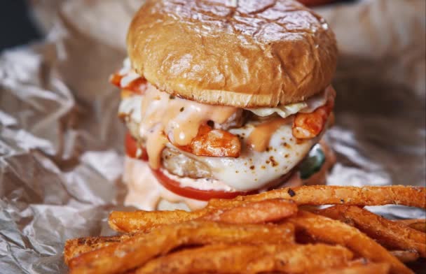 Vynikající Hamburger Hranolky Restauraci Fastfood — Stock video