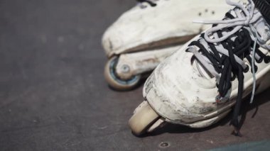 Açık paten park Agresif iline roller blader. Genç ekstrem spor sporcuyaz günü dışında paten parkı tesisinde serbest paten sürmek. Popüler gençlik aksiyon spor ekipmanları.
