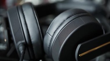 Yakından vinil oyuncu cihazda profesyonel dj kulaklık görüntüleri. Dj'ler pikap ve büyük siyah kafatelefonları. Ses kayıt stüdyosu ekipmanları. Disk jokey için Hip hop konser kurulumu.