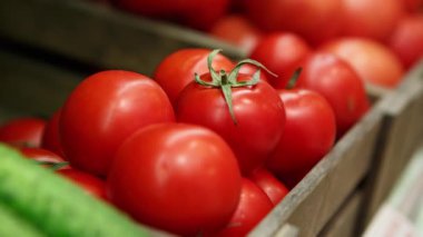 Bakkal gıda mağazasında kutusunda taze olgun domates sebze görüntüleri kapatın. Satın doğal sağlıklı gıda igredients düşman sağlıklı beslenme ve iyi tat.