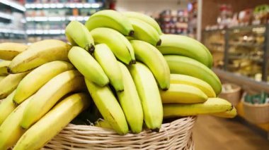 Marketteki taze muzların görüntüleri. Gıda pazarı, lezzetli ve sağlıklı beslenme. Vitamin sağlık için profucts. Süpermarket mağazasında satışa Muz sepeti.