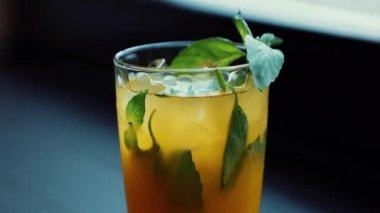 Taze yaz kokteylinin görüntüleri. Nane yaprakları ve kireç dilimi ile uzun içki beyaz rom, votka, yüksek cam buz ile servis edilir. Barda serinletici uzun içeceklerin tadını çıkarabilirsiniz. Restoran alkol menüsü.