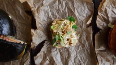 İtalyan restoranında lezzetli egzotik antipasti meze atıştırmalık. Kafede Akdeniz mutfağı. Küçük bruschetta sadnwich peynir, domates ve baharat kağıt tabak tabak tabak tabak tabak tabak tabak tabak tabak tabak tabak tabak tabak tabak tabak tabak tabak tabak tabak tabak tabak tabak tabak tabak tabak tabak tabak tabak tabak tabak tabak tabak tabak tabak tabak tabak tabak tabak tabak tabak
