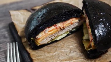 Doğal jambon et biftek ve taze sebze ile Büyük lezzetli burger.
