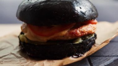 Doğal jambon et biftek ve taze sebze ile Büyük lezzetli burger.