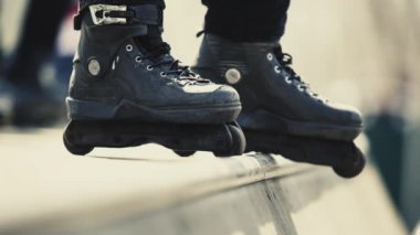 Açık paten park Agresif iline roller blader. Genç ekstrem spor sporcuyaz günü dışında paten parkı tesisinde serbest paten sürmek. Popüler gençlik aksiyon spor ekipmanları.