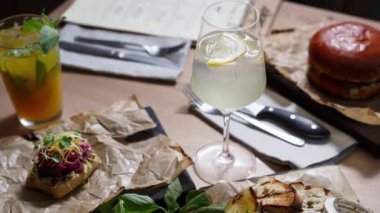 İtalyan restoran menüsünde alkollü içecekler ve atıştırmalıkların görüntüleri. Taze doğal içeceklerin ve gurme yemeklerin tadını çıkarın.