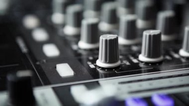 Profesyonel parti dj ses mikser denetleyici görüntüleri. Faders & volume regülatörlerine odaklanın. Modern ses ekipmanları ile parti veya konserde müzik parçalarını çal ve remix. Yakın çekimde ses efektörü.