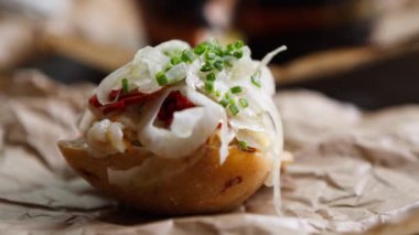 Gurme restoranda lezzetli İtalyan bruschetta yemeği servis edilir.