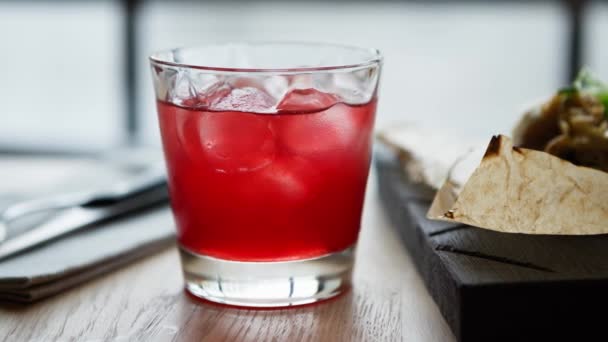 Κόκκινη Γλυκόξινη Αλκοολούχο Ποτό Ποτήρι Απολαύστε Νόστιμο Ποτό Φυσικό Χυμό — Αρχείο Βίντεο
