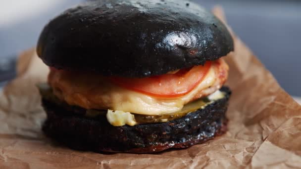 Großer Leckerer Burger Mit Natürlichem Schinkenfleisch Steak Und Frischem Gemüse — Stockvideo