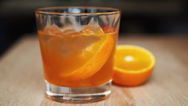 Njut Uppfriskande Tequila Sunrise Long Drink Baren — Stockvideo