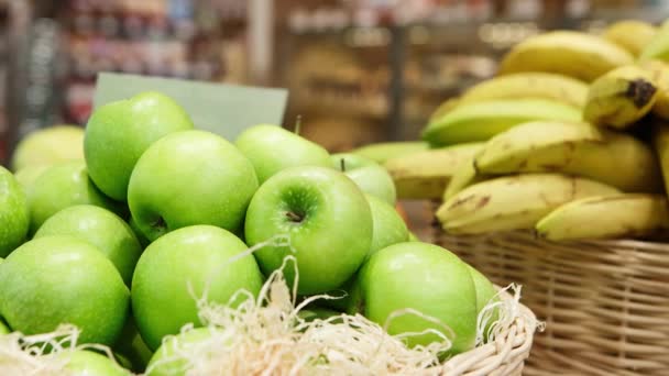 在杂货店出售的篮子与新鲜成熟的绿色苹果水果的片段 超市店 天然食品部 把注意力集中在盒子里的苹果上 吃维生素 身体健康 — 图库视频影像