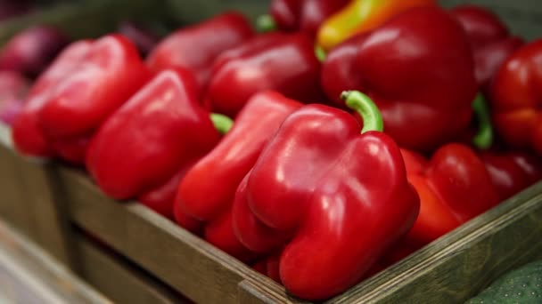 新鲜成熟的红色甜甜甜椒在杂货店出售的盒子中的镜头 丰富的维生素成分 沙拉健康饮食 饮食和良好的口感 — 图库视频影像