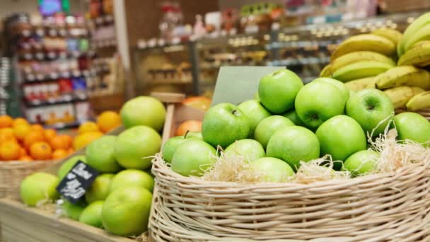 食料品店で販売されている新鮮な熟した緑のリンゴの果物とバスケットの映像 スーパーマーケット 自然食品部門 クローズアップ 箱の中のリンゴに焦点を当てます 強い健康のためにビタミンを食べる — ストック動画