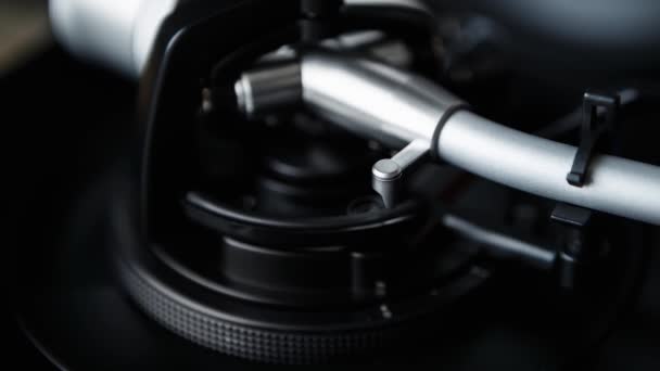 专业派对Dj转盘的素材特写 调音臂对焦度 用于播放高质量模拟音乐的音频设备 收听高保真片中的乙烯基唱片 — 图库视频影像