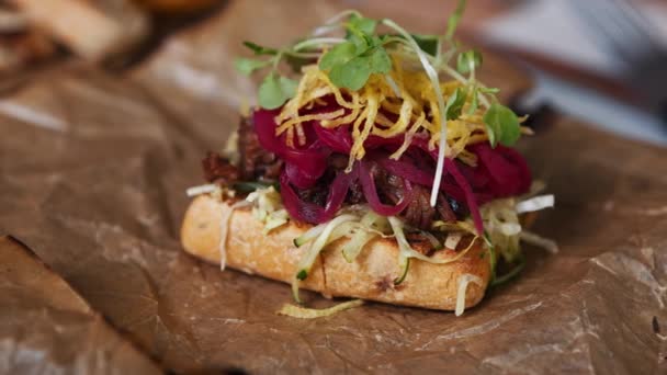 Läckra Italienska Bruschetta Skålen Serveras Gourmet Restaurang — Stockvideo