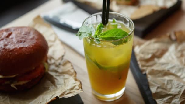 Footage Alcoholic Drinks Snacks Italian Restaurant Menu Enjoy Fresh Natural — Stock Video