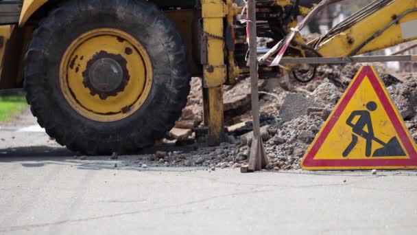Filmación Excavadora Señal Carretera Construcción Del Sitio Video City Obras — Vídeos de Stock