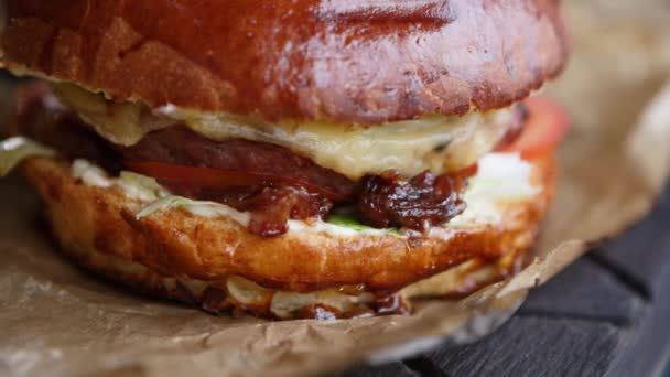 Вкусный Большой Свежий Гамбургер Мясом Овощами Соусом Деревенской Бумаге Мясном — стоковое видео