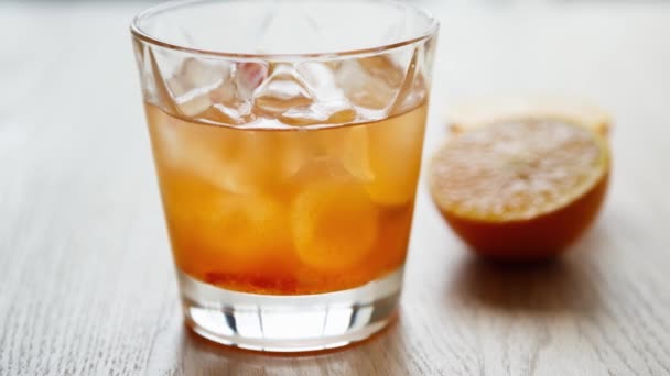 Njut Uppfriskande Tequila Sunrise Long Drink Baren — Stockvideo