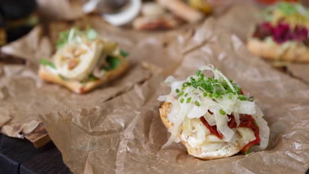 Beelden Van Litle Italiaanse Bruschetta Snack Met Natuurlijke Ingrediënten Geserveerd — Stockvideo