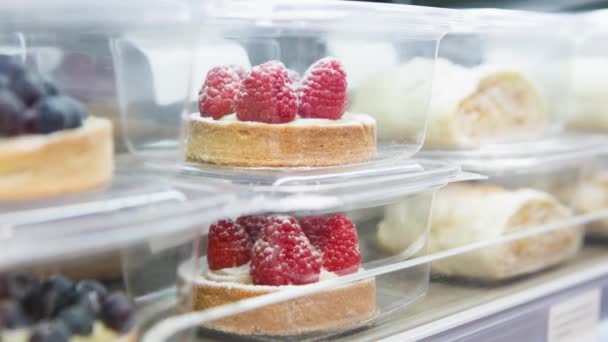 Bilder Läckra Desserter Med Bär Lagras Plastbehållare Mataffären Säljer Bageriprodukter — Stockvideo