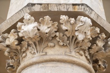 Yakın çekimde taş sütun dekoru