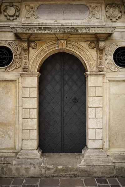 Avrupa binasında antik siyah metal kapı — Stok fotoğraf