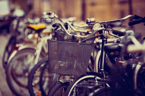 Bicicletas estacionadas en la calle de la ciudad — Foto de Stock