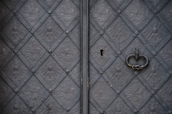 Avrupa binasında antik siyah metal kapı — Stok fotoğraf
