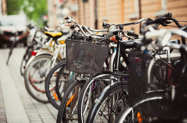 自行车停在城市街道上 — 图库照片