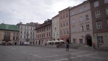 Krakow,Polonya-23 Nisan,2019: Krakow şehrinde eski Avrupa evleri. Baharda Ana Pazar Meydanı yakınında, Polonya kasabasında güzel mimari 