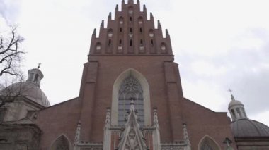 Krakow, Polonya - 23 Nisan 2019: Eski Avrupa kenti Krakow.Antik Hıristiyan Katolik Tapınağı'nda Eski Hıristiyan Katolik Tapınağı'nda Stolarska sokakta Kutsal Teslis ve Dominik manastırı Güzel Bazilikası 
